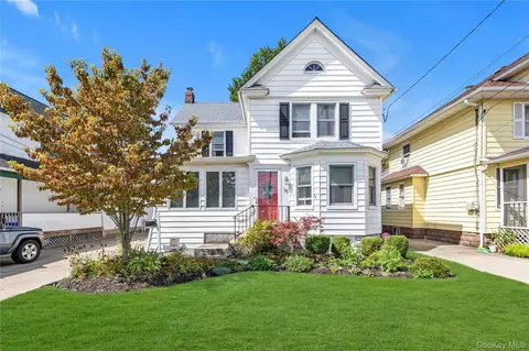 19 Plainfield Ave, East Rockaway, NY 11518