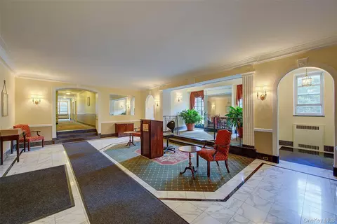 77-15 113th St #5L, New York, NY 11375