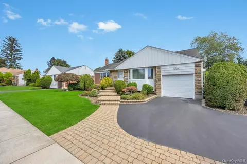 44 Kathleen Dr E, Syosset, NY 11791