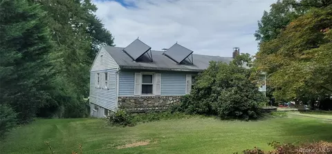 121 Sycamore Dr, New Windsor, NY 12553