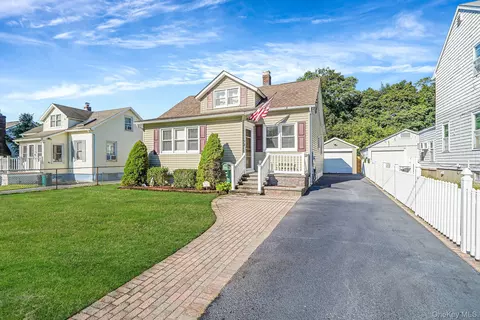 206 Wilson Blvd, Islip, NY 11751