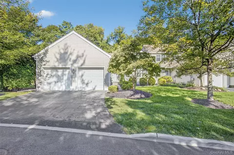 60 Muirfield Ct, Poughkeepsie, NY 12603
