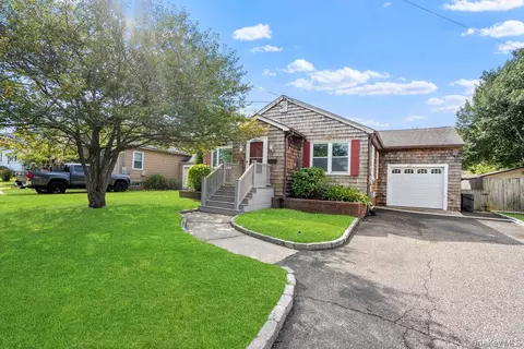 94 Laurel St, Patchogue, NY 11772