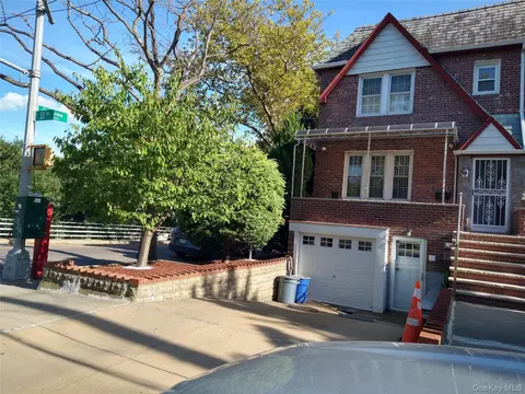 20520 33rd Ave, New York, NY 11361