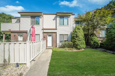 931 Skyline Dr, Coram, NY 11727