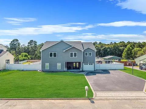 48 Walnut St, Coram, NY 11727