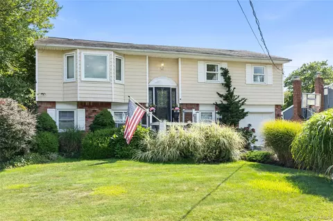 116 Cross Rd, Oakdale, NY 11769