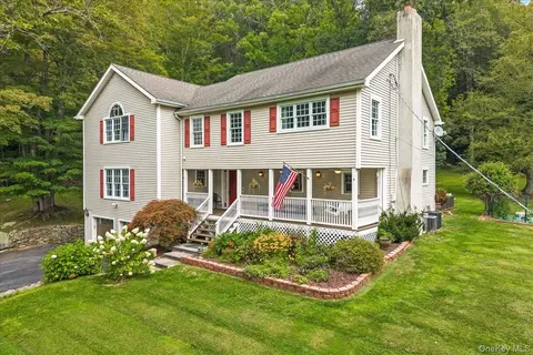 40 Smokey Hollow Ct, Kent, NY 10512