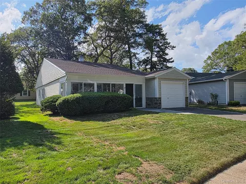 160 Laurance Ln, Ridge, NY 11961