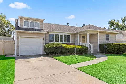 530 N Oak St, Massapequa, NY 11758