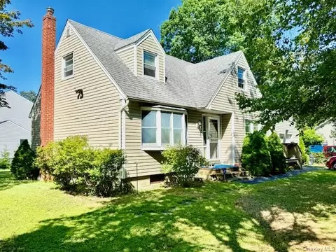 124 Cypress Dr, Mastic Beach, NY 11951