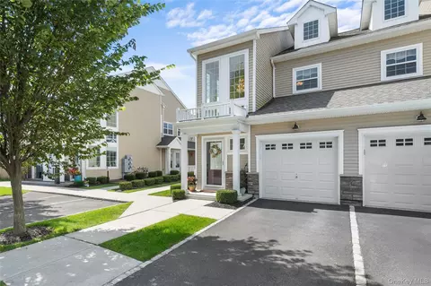 186 Halley Dr, Patchogue, NY 11772