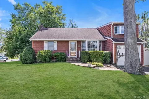 3902 Beechwood Pl, Seaford, NY 11783