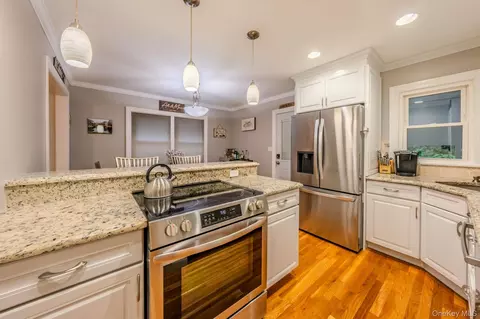 261 Fernwood Ter, Garden City, NY 11530