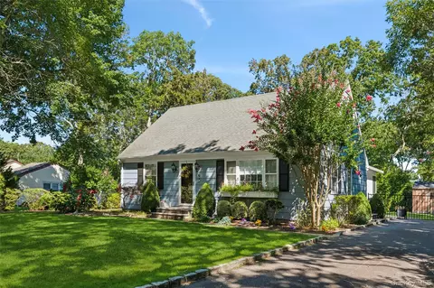 40 Donellan Rd, Hampton Bays, NY 11946
