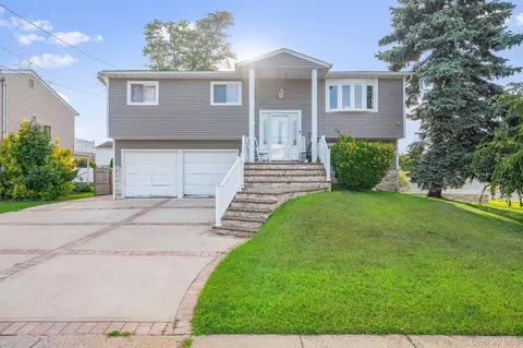 1 Ozone Pl, Massapequa, NY 11758