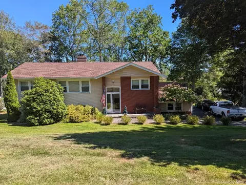 148 Geymer Dr, Mahopac, NY 10541