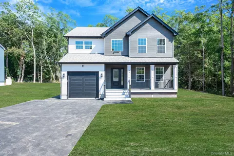 39 Lakeview Dr, Middle Island, NY 11953
