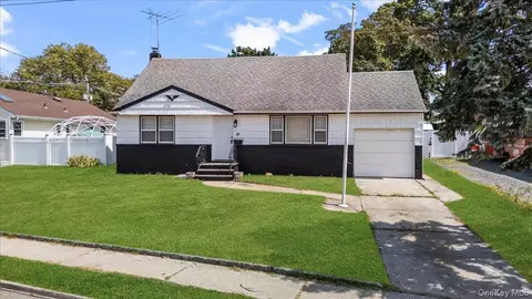 55 S Brookside Ave, Freeport, NY 11520