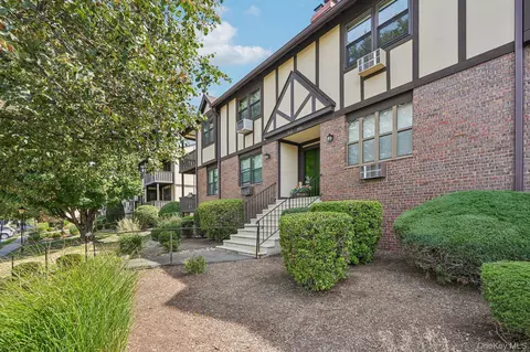 943 Sierra Vista Ln, Clarkstown, NY 10989