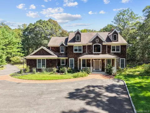 18 Watercrest Ct, Saint James, NY 11780