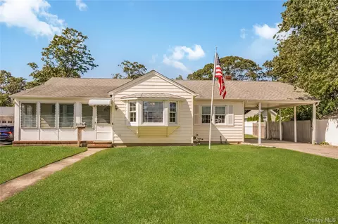 15 Brook St, Sayville, NY 11782