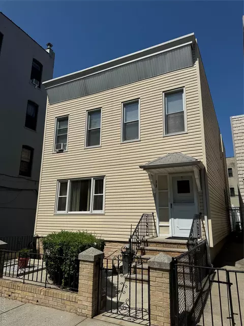 2590 37th St, New York, NY 11103
