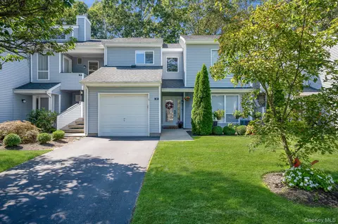 40 Lakeview Dr, Manorville, NY 11949