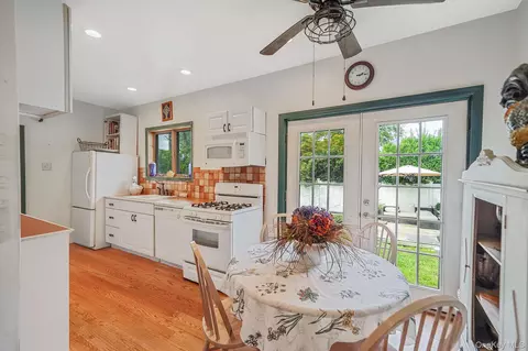 Kitchen - 25 Patchogue St, Patchogue, NY 11772 photo 1 of 2
