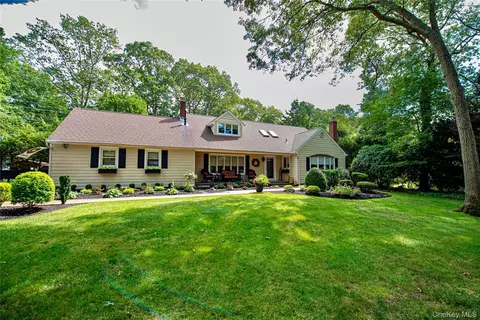 121 Hobson Ave, Saint James, NY 11780