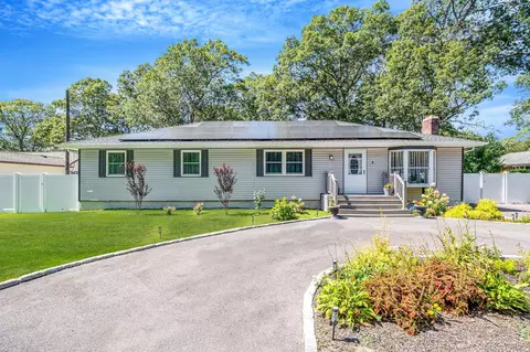 1514 Grundy Ave, Holbrook, NY 11741