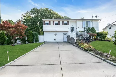 15 Abbey Ln, Bay Shore, NY 11706