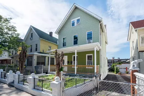 826 E 216 St, New York, NY 10467