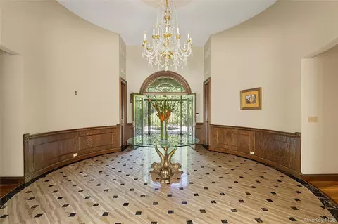 13 Chanticlare Dr, North Hempstead, NY 11030