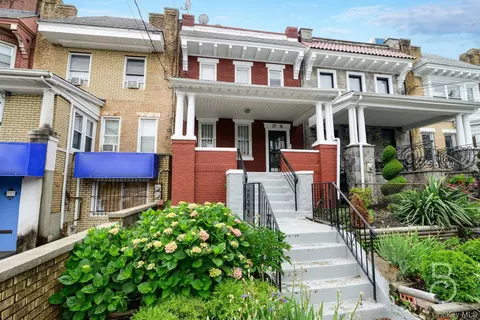 27-12 Ditmars Blvd, Astoria, NY 11105