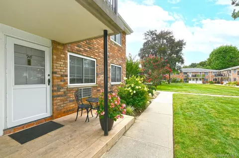 98 Jervis Ave #98, Farmingdale, NY 11735