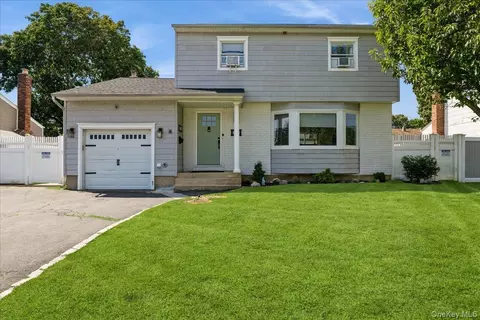 14 Osceola Ave, Deer Park, NY 11729