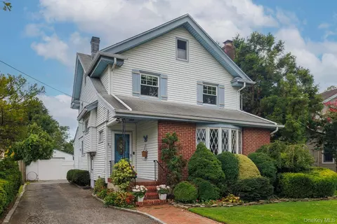 82 Robertson Rd, Lynbrook, NY 11563