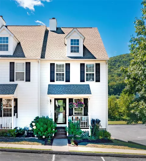 27 Washington Ct, Pawling, NY 12564