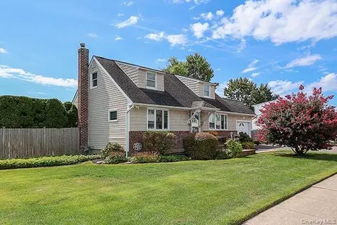 22 Colonial Dr, Farmingdale, NY 11735