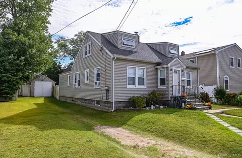 7 Bailey Ave, Babylon, NY 11702