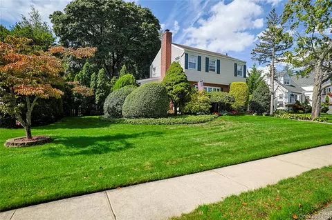 27 Coolidge St, Malverne, NY 11565