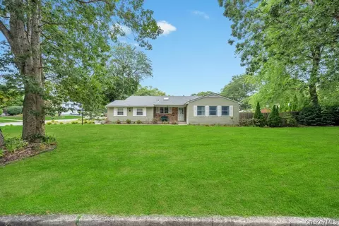 31 Essex Dr, Coram, NY 11727