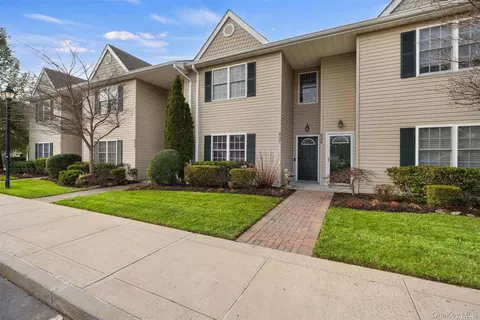 827 Portofino Pl #827, Melville, NY 11747