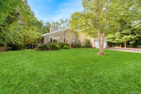 8 Sunset Ln E, Miller Place, NY 11764