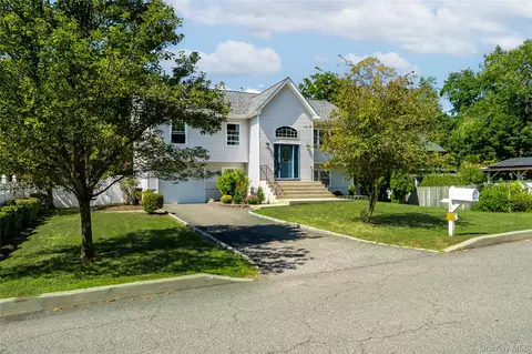 8 Pine St, Clarkstown, NY 10960