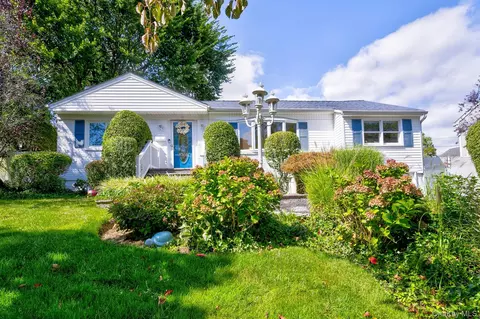 17 Hill Rd, Farmingdale, NY 11735