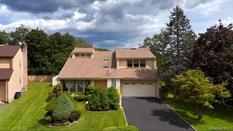 59 Crest Hollow Ln, North Hempstead, NY 11507