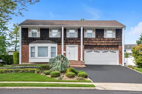4 Carriage Rd, North Hempstead, NY 11576