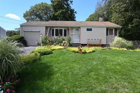 2816 Acorn Ave, Medford, NY 11763